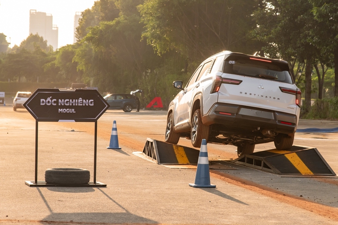 Cầm lái Mitsubishi Destinator: 6 bài sa hình ‘khét lẹt’ này biết luôn xe cầu trước 1.5L 7 chỗ thật sự sẽ thế nào!- Ảnh 31.