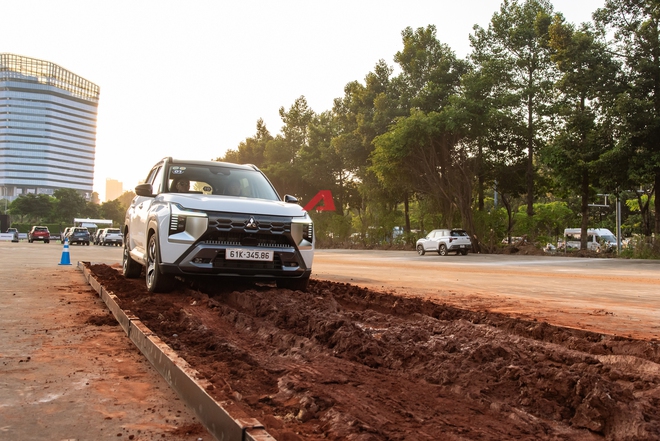 Cầm lái Mitsubishi Destinator: 6 bài sa hình ‘khét lẹt’ này biết luôn xe cầu trước 1.5L 7 chỗ thật sự sẽ thế nào!- Ảnh 26.