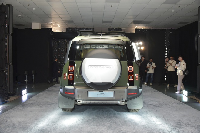 Land Rover Defender 2026 ra mắt Việt Nam: Gi&aacute; từ 5,1 tỷ đồng, m&agrave;n h&igrave;nh khủng, c&oacute; ghế &ocirc;ng chủ v&agrave; c&ocirc;ng nghệ off-road 'nh&agrave;n t&ecirc;nh'- Ảnh 7.