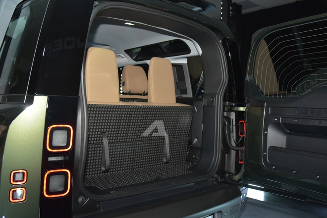 Land Rover Defender 2026 ra mắt Việt Nam: Gi&aacute; từ 5,1 tỷ đồng, m&agrave;n h&igrave;nh khủng, c&oacute; ghế &ocirc;ng chủ v&agrave; c&ocirc;ng nghệ off-road 'nh&agrave;n t&ecirc;nh'- Ảnh 16.