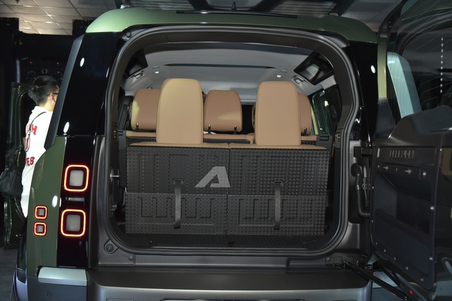 Land Rover Defender 2026 ra mắt Việt Nam: Gi&aacute; từ 5,1 tỷ đồng, m&agrave;n h&igrave;nh khủng, c&oacute; ghế &ocirc;ng chủ v&agrave; c&ocirc;ng nghệ off-road 'nh&agrave;n t&ecirc;nh'- Ảnh 17.