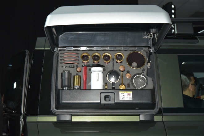 Land Rover Defender 2026 ra mắt Việt Nam: Gi&aacute; từ 5,1 tỷ đồng, m&agrave;n h&igrave;nh khủng, c&oacute; ghế &ocirc;ng chủ v&agrave; c&ocirc;ng nghệ off-road 'nh&agrave;n t&ecirc;nh'- Ảnh 18.