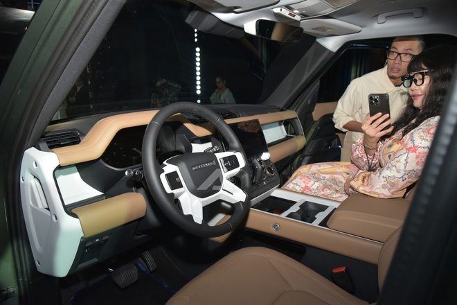 Land Rover Defender 2026 ra mắt Việt Nam: Gi&aacute; từ 5,1 tỷ đồng, m&agrave;n h&igrave;nh khủng, c&oacute; ghế &ocirc;ng chủ v&agrave; c&ocirc;ng nghệ off-road 'nh&agrave;n t&ecirc;nh'- Ảnh 11.