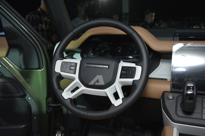 Land Rover Defender 2026 ra mắt Việt Nam: Gi&aacute; từ 5,1 tỷ đồng, m&agrave;n h&igrave;nh khủng, c&oacute; ghế &ocirc;ng chủ v&agrave; c&ocirc;ng nghệ off-road 'nh&agrave;n t&ecirc;nh'- Ảnh 12.