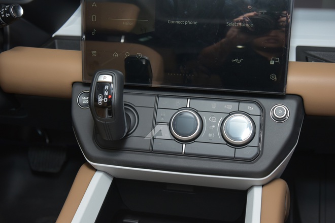 Land Rover Defender 2026 ra mắt Việt Nam: Gi&aacute; từ 5,1 tỷ đồng, m&agrave;n h&igrave;nh khủng, c&oacute; ghế &ocirc;ng chủ v&agrave; c&ocirc;ng nghệ off-road 'nh&agrave;n t&ecirc;nh'- Ảnh 14.