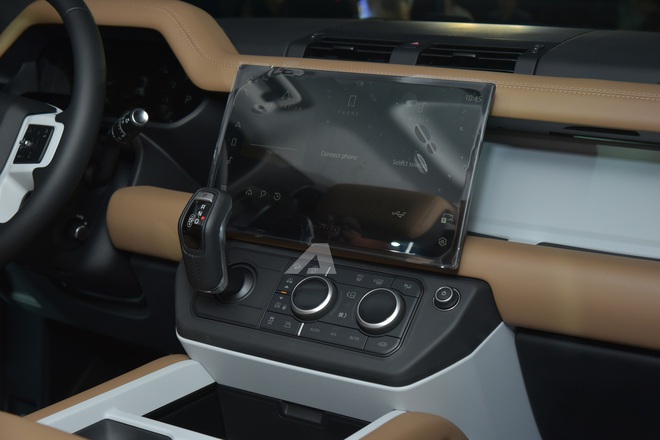 Land Rover Defender 2026 ra mắt Việt Nam: Gi&aacute; từ 5,1 tỷ đồng, m&agrave;n h&igrave;nh khủng, c&oacute; ghế &ocirc;ng chủ v&agrave; c&ocirc;ng nghệ off-road 'nh&agrave;n t&ecirc;nh'- Ảnh 13.