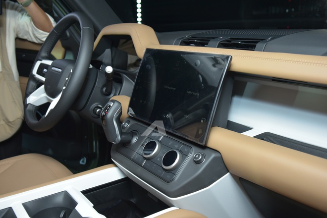 Land Rover Defender 2026 ra mắt Việt Nam: Gi&aacute; từ 5,1 tỷ đồng, m&agrave;n h&igrave;nh khủng, c&oacute; ghế &ocirc;ng chủ v&agrave; c&ocirc;ng nghệ off-road 'nh&agrave;n t&ecirc;nh'- Ảnh 15.