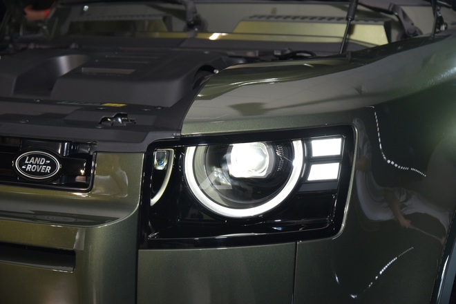 Land Rover Defender 2026 ra mắt Việt Nam: Gi&aacute; từ 5,1 tỷ đồng, m&agrave;n h&igrave;nh khủng, c&oacute; ghế &ocirc;ng chủ v&agrave; c&ocirc;ng nghệ off-road 'nh&agrave;n t&ecirc;nh'- Ảnh 8.