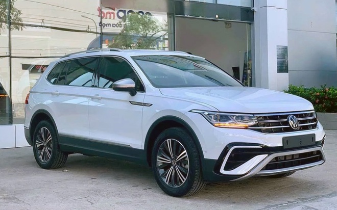 VW Tiguan Allspace &lsquo;xả kho&rsquo; gi&aacute; gần 1,5 tỷ đồng tại đại l&yacute;: Chỉ c&ograve;n bản &lsquo;base&rsquo; với số lượng &iacute;t, c&oacute; thể dọn đường đ&oacute;n mẫu mới thay thế- Ảnh 4.