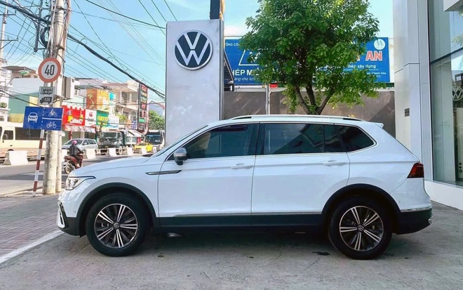 VW Tiguan Allspace &lsquo;xả kho&rsquo; gi&aacute; gần 1,5 tỷ đồng tại đại l&yacute;: Chỉ c&ograve;n bản &lsquo;base&rsquo; với số lượng &iacute;t, c&oacute; thể dọn đường đ&oacute;n mẫu mới thay thế- Ảnh 5.