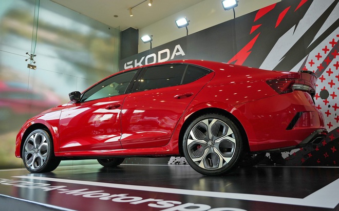 Cùng giá hơn 1,6 tỷ đồng chọn Skoda Octavia RS hay lấy BMW 320i cho người thích lái, bảng này sẽ giúp bạn dễ lựa chọn hơn- Ảnh 1. Cùng giá hơn 1,6 tỷ đồng chọn Skoda Octavia RS hay lấy BMW 320i cho người thích lái, bảng này sẽ giúp bạn dễ lựa chọn hơn- Ảnh 1.