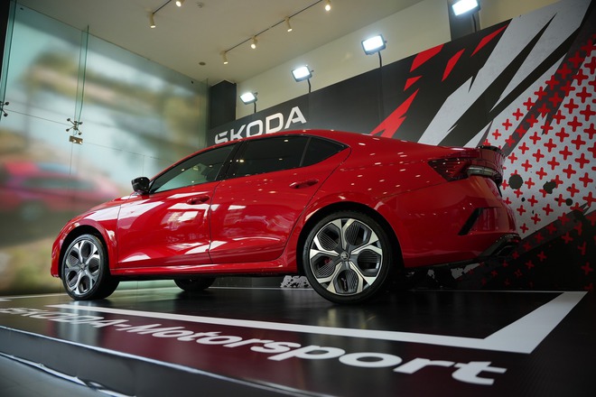 Skoda Octavia RS chốt gi&aacute; 1,608 tỷ đồng tại Việt Nam: Rẻ hơn WRX, c&oacute; ADAS, treo th&iacute;ch ứng c&ugrave;ng nhiều &lsquo;đồ chơi&rsquo; khủng cho d&acirc;n m&ecirc; l&aacute;i- Ảnh 7.