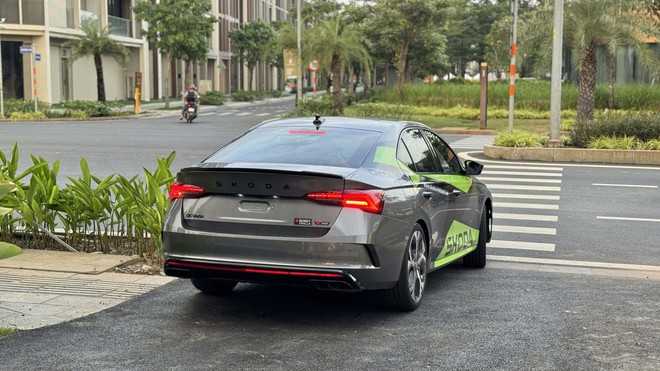 Skoda Octavia RS chốt gi&aacute; 1,608 tỷ đồng tại Việt Nam: Rẻ hơn WRX, c&oacute; ADAS, treo th&iacute;ch ứng c&ugrave;ng nhiều &lsquo;đồ chơi&rsquo; khủng cho d&acirc;n m&ecirc; l&aacute;i- Ảnh 5.