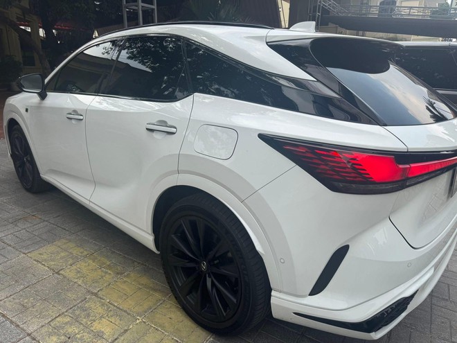 Giữ gi&aacute; như Lexus: RX 500h đi hơn 9.000km b&aacute;n lại gần bằng gi&aacute; lăn b&aacute;nh xe mới, c&ograve;n nguy&ecirc;n bảo h&agrave;nh ch&iacute;nh h&atilde;ng- Ảnh 4.