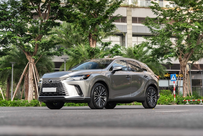 Quyết mua bằng được Lexus RX 350h, chủ doanh nghiệp trẻ tại L&acirc;m Đồng chia sẻ: &lsquo;M&igrave;nh cần bước xuống xe sau h&agrave;ng trăm km m&agrave; kh&ocirc;ng thấy mệt&rsquo;- Ảnh 4.