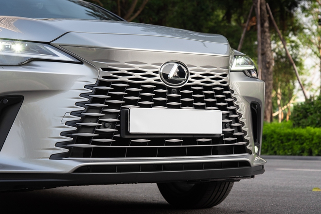 Quyết mua bằng được Lexus RX 350h, chủ doanh nghiệp trẻ tại L&acirc;m Đồng chia sẻ: &lsquo;M&igrave;nh cần bước xuống xe sau h&agrave;ng trăm km m&agrave; kh&ocirc;ng thấy mệt&rsquo;- Ảnh 7.