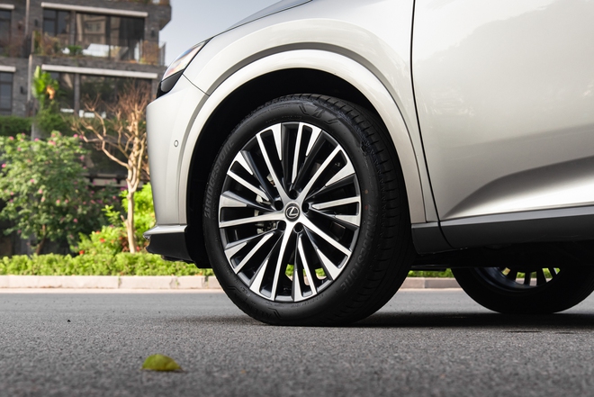 Quyết mua bằng được Lexus RX 350h, chủ doanh nghiệp trẻ tại L&acirc;m Đồng chia sẻ: &lsquo;M&igrave;nh cần bước xuống xe sau h&agrave;ng trăm km m&agrave; kh&ocirc;ng thấy mệt&rsquo;- Ảnh 10.