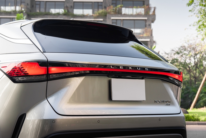 Quyết mua bằng được Lexus RX 350h, chủ doanh nghiệp trẻ tại L&acirc;m Đồng chia sẻ: &lsquo;M&igrave;nh cần bước xuống xe sau h&agrave;ng trăm km m&agrave; kh&ocirc;ng thấy mệt&rsquo;- Ảnh 9.
