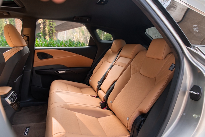 Quyết mua bằng được Lexus RX 350h, chủ doanh nghiệp trẻ tại L&acirc;m Đồng chia sẻ: &lsquo;M&igrave;nh cần bước xuống xe sau h&agrave;ng trăm km m&agrave; kh&ocirc;ng thấy mệt&rsquo;- Ảnh 13.