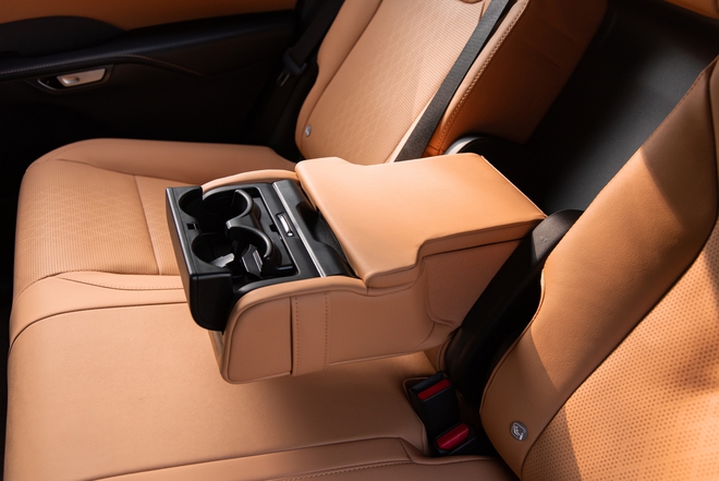 Quyết mua bằng được Lexus RX 350h, chủ doanh nghiệp trẻ tại L&acirc;m Đồng chia sẻ: &lsquo;M&igrave;nh cần bước xuống xe sau h&agrave;ng trăm km m&agrave; kh&ocirc;ng thấy mệt&rsquo;- Ảnh 14.