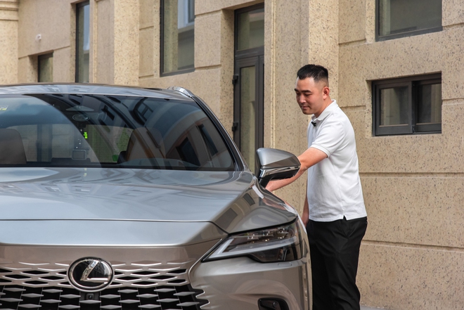Quyết mua bằng được Lexus RX 350h, chủ doanh nghiệp trẻ tại L&acirc;m Đồng chia sẻ: &lsquo;M&igrave;nh cần bước xuống xe sau h&agrave;ng trăm km m&agrave; kh&ocirc;ng thấy mệt&rsquo;- Ảnh 6.