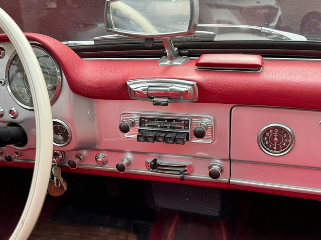 Hàng hiếm Mercedes-Benz 190 SL giá 13 tỷ đồng lên sàn: ‘Món đồ chơi’ cùng gu với ông Đặng Lê Nguyên Vũ, cả Việt Nam chỉ có vài chiếc- Ảnh 10. Hàng hiếm Mercedes-Benz 190 SL giá 13 tỷ đồng lên sàn: ‘Món đồ chơi’ cùng gu với ông Đặng Lê Nguyên Vũ, cả Việt Nam chỉ có vài chiếc- Ảnh 10.