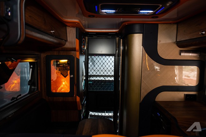 Thợ Việt l&agrave;m nh&agrave; mini cho b&aacute;n tải: Gi&aacute; tới hơn 650 triệu đồng, c&oacute; bếp, nh&agrave; vệ sinh, quầy rượu sang xịn, chủ xe tự th&aacute;o lắp được- Ảnh 9.