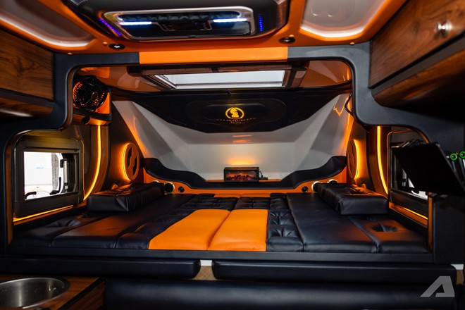 Thợ Việt l&agrave;m nh&agrave; mini cho b&aacute;n tải: Gi&aacute; tới hơn 650 triệu đồng, c&oacute; bếp, nh&agrave; vệ sinh, quầy rượu sang xịn, chủ xe tự th&aacute;o lắp được- Ảnh 7.