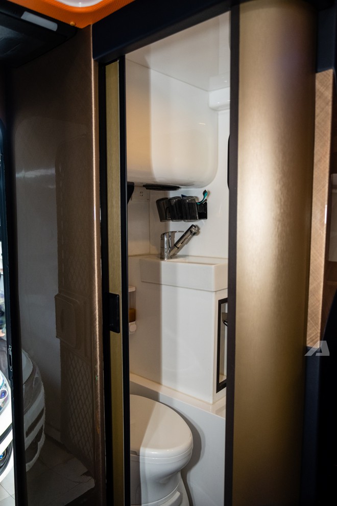 Thợ Việt l&agrave;m nh&agrave; mini cho b&aacute;n tải: Gi&aacute; tới hơn 650 triệu đồng, c&oacute; bếp, nh&agrave; vệ sinh, quầy rượu sang xịn, chủ xe tự th&aacute;o lắp được- Ảnh 16.