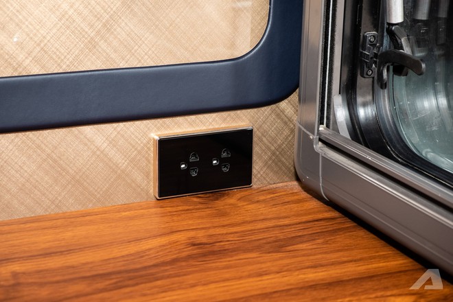 Thợ Việt l&agrave;m nh&agrave; mini cho b&aacute;n tải: Gi&aacute; tới hơn 650 triệu đồng, c&oacute; bếp, nh&agrave; vệ sinh, quầy rượu sang xịn, chủ xe tự th&aacute;o lắp được- Ảnh 11.