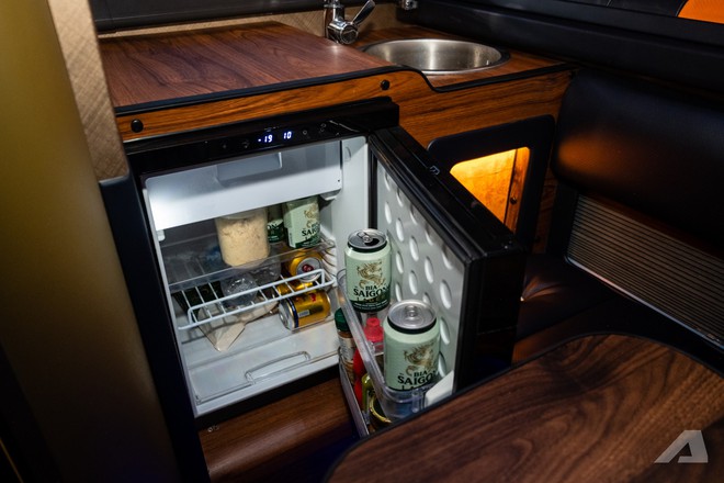 Thợ Việt l&agrave;m nh&agrave; mini cho b&aacute;n tải: Gi&aacute; tới hơn 650 triệu đồng, c&oacute; bếp, nh&agrave; vệ sinh, quầy rượu sang xịn, chủ xe tự th&aacute;o lắp được- Ảnh 14.