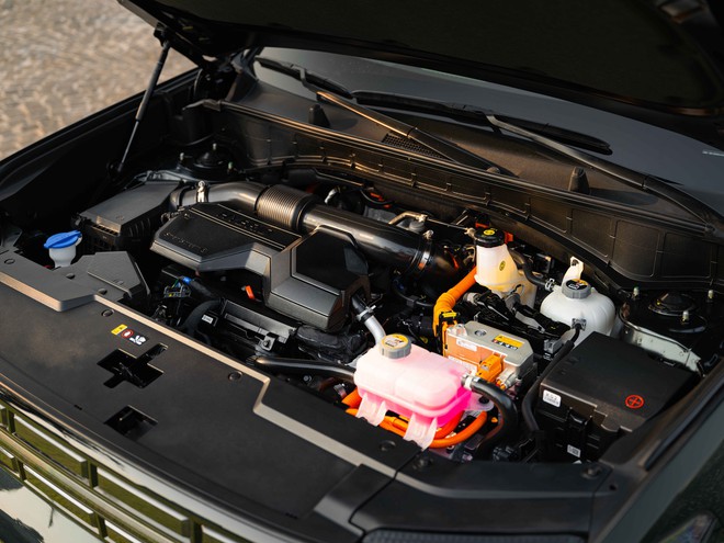 Hyundai Santa Fe Hybrid ra mắt Việt Nam: 1,369 tỷ, 'ăn' xăng 6L/100km, option gây tranh cãi ở điểm này- Ảnh 17. Hyundai Santa Fe Hybrid ra mắt Việt Nam: 1,369 tỷ, 'ăn' xăng 6L/100km, option gây tranh cãi ở điểm này- Ảnh 17.