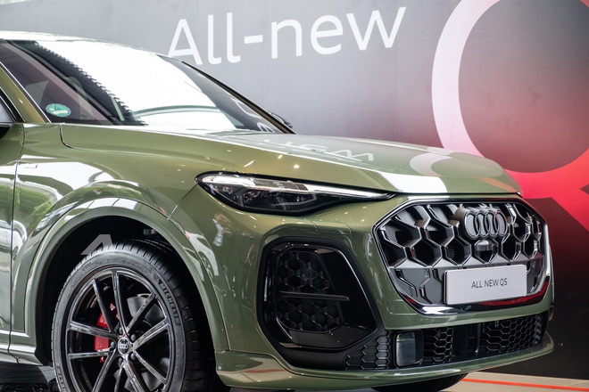Audi Q5 thế hệ mới lần đầu lộ diện tại Việt Nam: Xác nhận ra mắt năm sau, nội thất 3 màn hình, bỏ ngỏ có phiên bản hybrid- Ảnh 9. Audi Q5 thế hệ mới lần đầu lộ diện tại Việt Nam: Xác nhận ra mắt năm sau, nội thất 3 màn hình, bỏ ngỏ có phiên bản hybrid- Ảnh 9.