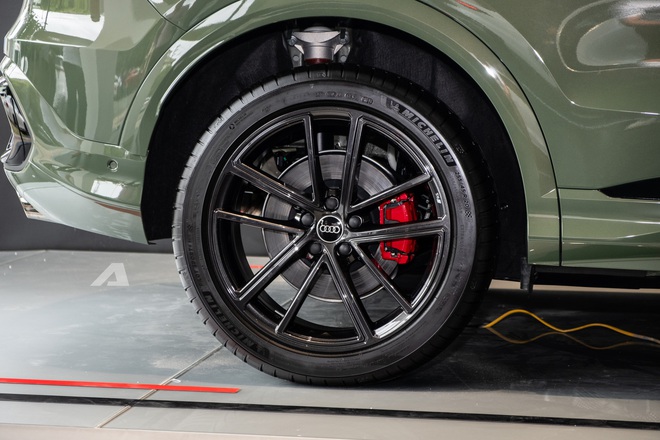 Audi Q5 thế hệ mới lần đầu lộ diện tại Việt Nam: Xác nhận ra mắt năm sau, nội thất 3 màn hình, bỏ ngỏ có phiên bản hybrid- Ảnh 12. Audi Q5 thế hệ mới lần đầu lộ diện tại Việt Nam: Xác nhận ra mắt năm sau, nội thất 3 màn hình, bỏ ngỏ có phiên bản hybrid- Ảnh 12.