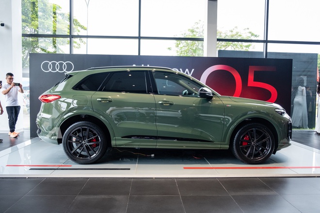 Audi Q5 thế hệ mới lần đầu lộ diện tại Việt Nam: Xác nhận ra mắt năm sau, nội thất 3 màn hình, bỏ ngỏ có phiên bản hybrid- Ảnh 7. Audi Q5 thế hệ mới lần đầu lộ diện tại Việt Nam: Xác nhận ra mắt năm sau, nội thất 3 màn hình, bỏ ngỏ có phiên bản hybrid- Ảnh 7.