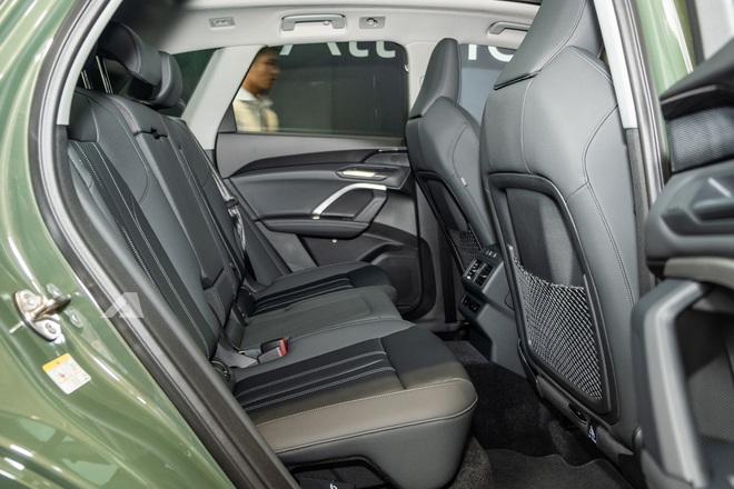 Audi Q5 thế hệ mới lần đầu lộ diện tại Việt Nam: Xác nhận ra mắt năm sau, nội thất 3 màn hình, bỏ ngỏ có phiên bản hybrid- Ảnh 22. Audi Q5 thế hệ mới lần đầu lộ diện tại Việt Nam: Xác nhận ra mắt năm sau, nội thất 3 màn hình, bỏ ngỏ có phiên bản hybrid- Ảnh 22.