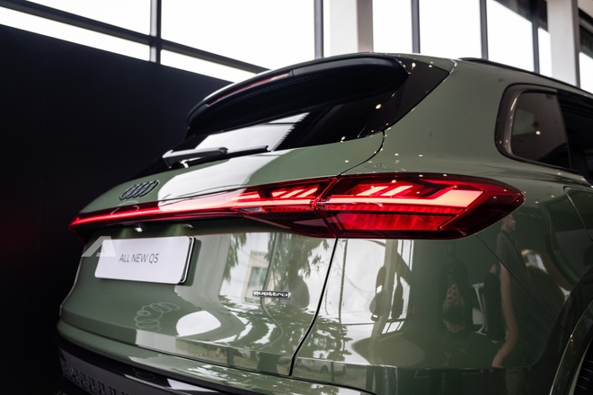 Audi Q5 thế hệ mới lần đầu lộ diện tại Việt Nam: Xác nhận ra mắt năm sau, nội thất 3 màn hình, bỏ ngỏ có phiên bản hybrid- Ảnh 11. Audi Q5 thế hệ mới lần đầu lộ diện tại Việt Nam: Xác nhận ra mắt năm sau, nội thất 3 màn hình, bỏ ngỏ có phiên bản hybrid- Ảnh 11.