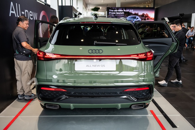 Audi Q5 thế hệ mới lần đầu lộ diện tại Việt Nam: Xác nhận ra mắt năm sau, nội thất 3 màn hình, bỏ ngỏ có phiên bản hybrid- Ảnh 10. Audi Q5 thế hệ mới lần đầu lộ diện tại Việt Nam: Xác nhận ra mắt năm sau, nội thất 3 màn hình, bỏ ngỏ có phiên bản hybrid- Ảnh 10.