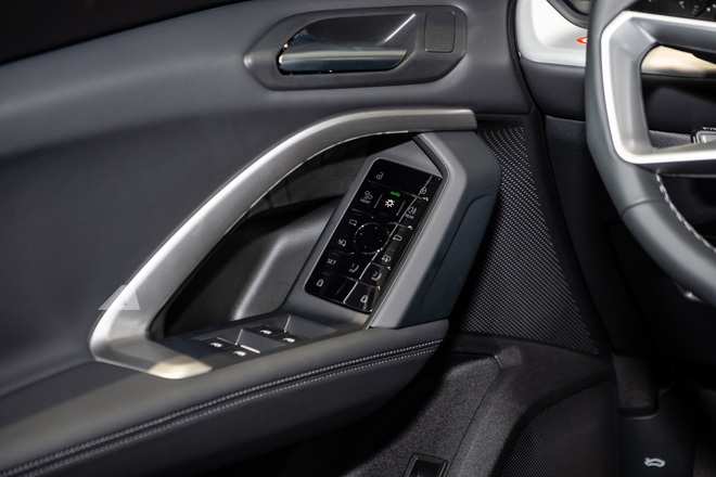 Audi Q5 thế hệ mới lần đầu lộ diện tại Việt Nam: Xác nhận ra mắt năm sau, nội thất 3 màn hình, bỏ ngỏ có phiên bản hybrid- Ảnh 20. Audi Q5 thế hệ mới lần đầu lộ diện tại Việt Nam: Xác nhận ra mắt năm sau, nội thất 3 màn hình, bỏ ngỏ có phiên bản hybrid- Ảnh 20.