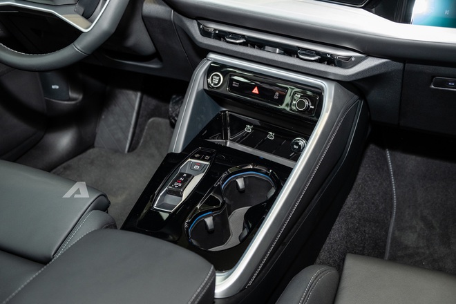 Audi Q5 thế hệ mới lần đầu lộ diện tại Việt Nam: Xác nhận ra mắt năm sau, nội thất 3 màn hình, bỏ ngỏ có phiên bản hybrid- Ảnh 18. Audi Q5 thế hệ mới lần đầu lộ diện tại Việt Nam: Xác nhận ra mắt năm sau, nội thất 3 màn hình, bỏ ngỏ có phiên bản hybrid- Ảnh 18.