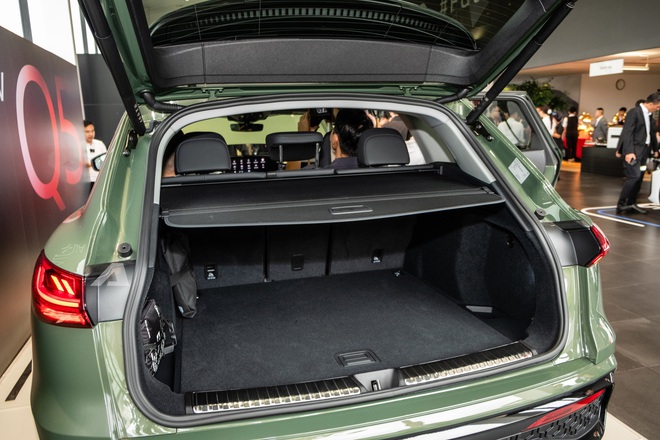 Audi Q5 thế hệ mới lần đầu lộ diện tại Việt Nam: Xác nhận ra mắt năm sau, nội thất 3 màn hình, bỏ ngỏ có phiên bản hybrid- Ảnh 13. Audi Q5 thế hệ mới lần đầu lộ diện tại Việt Nam: Xác nhận ra mắt năm sau, nội thất 3 màn hình, bỏ ngỏ có phiên bản hybrid- Ảnh 13.
