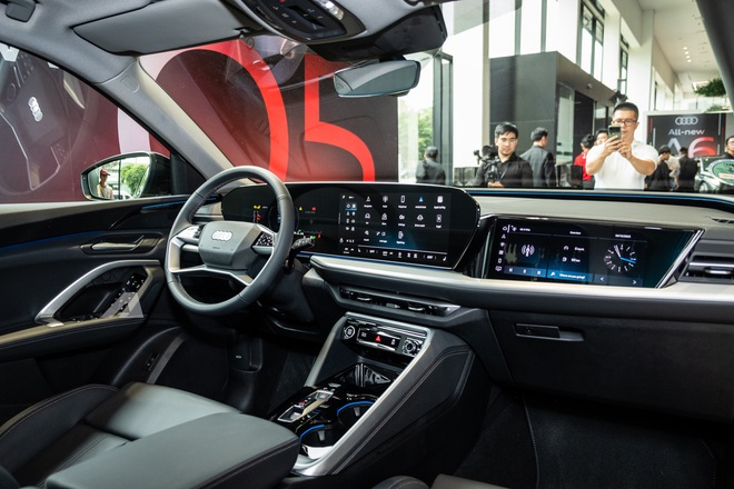 Audi Q5 thế hệ mới lần đầu lộ diện tại Việt Nam: Xác nhận ra mắt năm sau, nội thất 3 màn hình, bỏ ngỏ có phiên bản hybrid- Ảnh 14. Audi Q5 thế hệ mới lần đầu lộ diện tại Việt Nam: Xác nhận ra mắt năm sau, nội thất 3 màn hình, bỏ ngỏ có phiên bản hybrid- Ảnh 14.