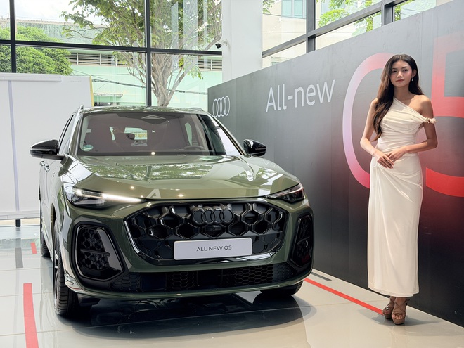 Audi Q5 thế hệ mới lần đầu lộ diện tại Việt Nam: Xác nhận ra mắt năm sau, nội thất 3 màn hình, bỏ ngỏ có phiên bản hybrid- Ảnh 6. Audi Q5 thế hệ mới lần đầu lộ diện tại Việt Nam: Xác nhận ra mắt năm sau, nội thất 3 màn hình, bỏ ngỏ có phiên bản hybrid- Ảnh 6.