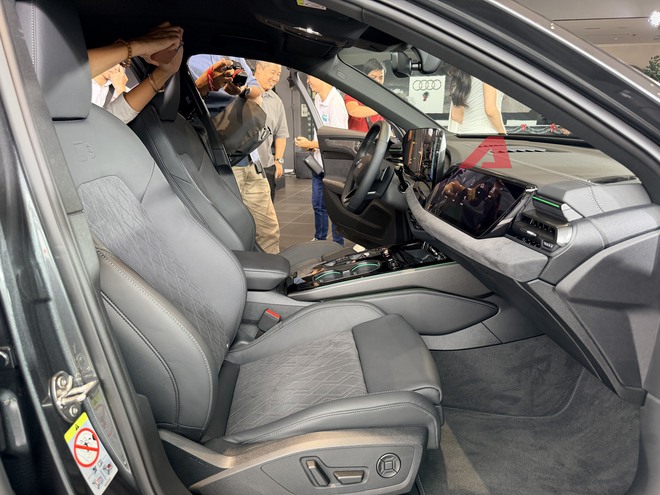 Audi A6 thế hệ mới ra mắt Việt Nam: Giá 2,799 tỷ, nhập Đức nhưng rẻ hơn E-Class và 5-Series bản 'full', đủ ADAS, 3 màn hình nội thất- Ảnh 17.