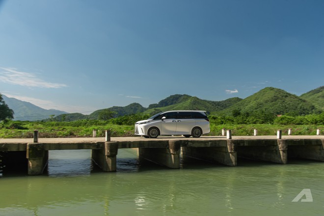 Gần 80km rời phố thị tới Kim Bôi với cảm giác tách mình trong khoang sau Lexus LM 500h- Ảnh 28.