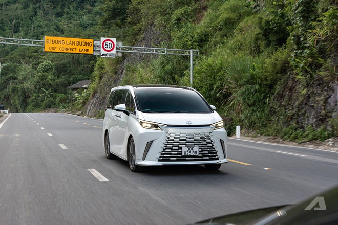 Gần 80km rời phố thị tới Kim Bôi với cảm giác tách mình trong khoang sau Lexus LM 500h- Ảnh 26.