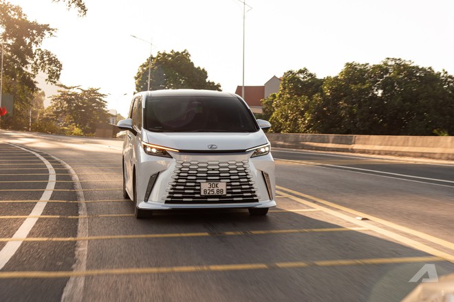 Gần 80km rời phố thị tới Kim Bôi với cảm giác tách mình trong khoang sau Lexus LM 500h- Ảnh 7.