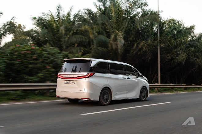 Gần 80km rời phố thị tới Kim Bôi với cảm giác tách mình trong khoang sau Lexus LM 500h- Ảnh 10.