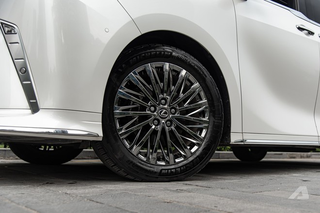 Gần 80km rời phố thị tới Kim Bôi với cảm giác tách mình trong khoang sau Lexus LM 500h- Ảnh 4.