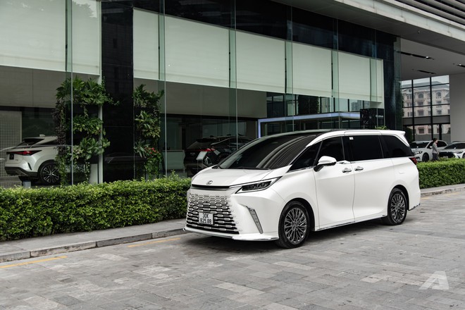 Gần 80km rời phố thị tới Kim Bôi với cảm giác tách mình trong khoang sau Lexus LM 500h- Ảnh 1.